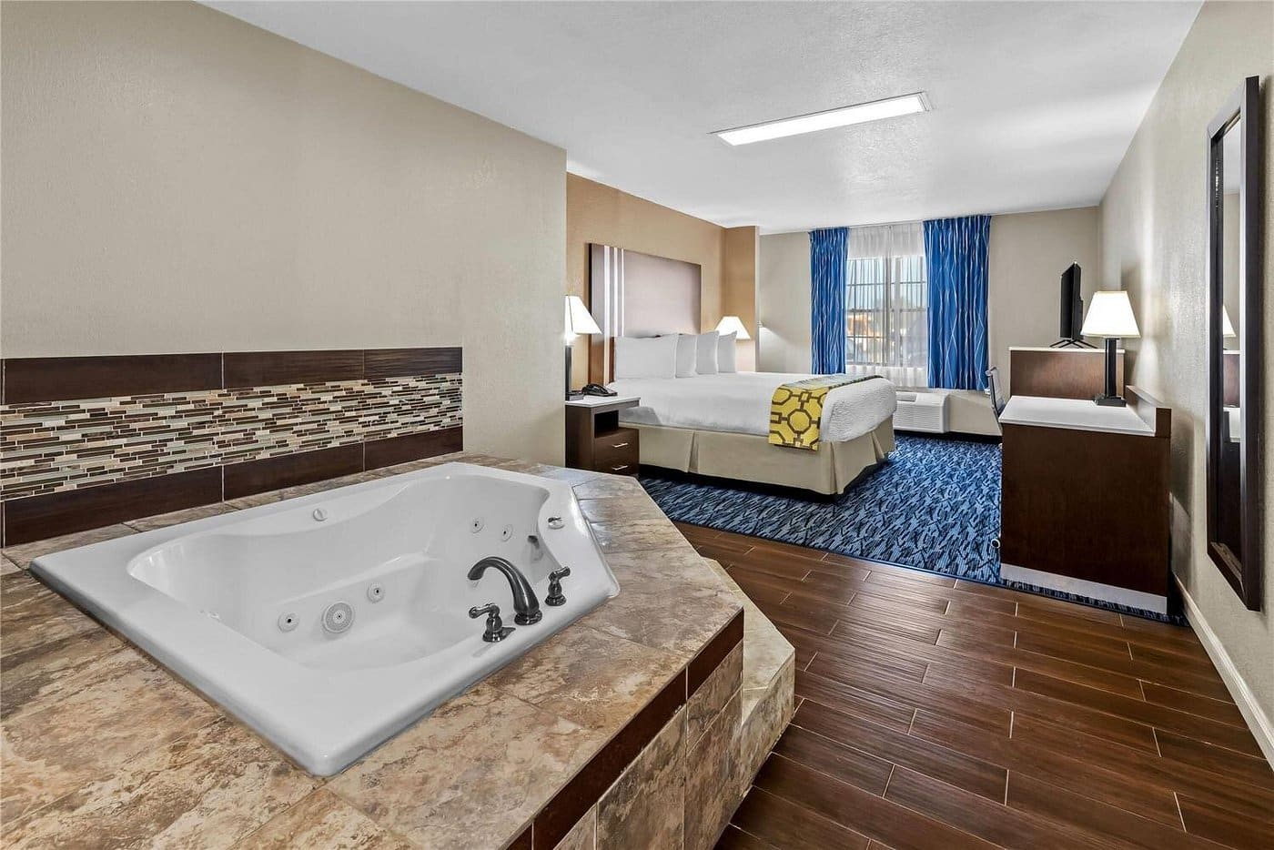 Baymont By Wyndham Port Arthur/groves Area has jacuzzi suites