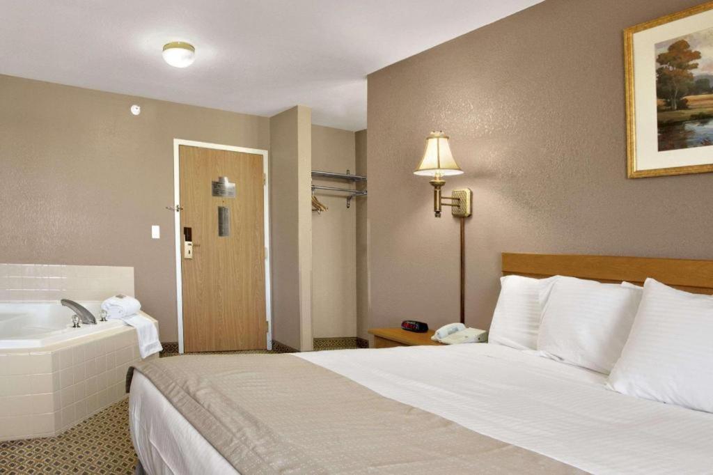 Baymont by Wyndham Jacksonville has jacuzzi suites