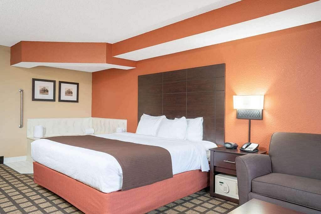 Baymont by Wyndham Lakeville has jacuzzi suites
