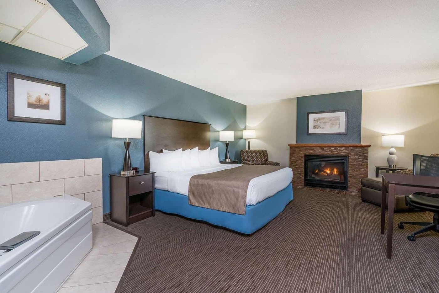 Baymont by Wyndham Owatonna has jacuzzi suites