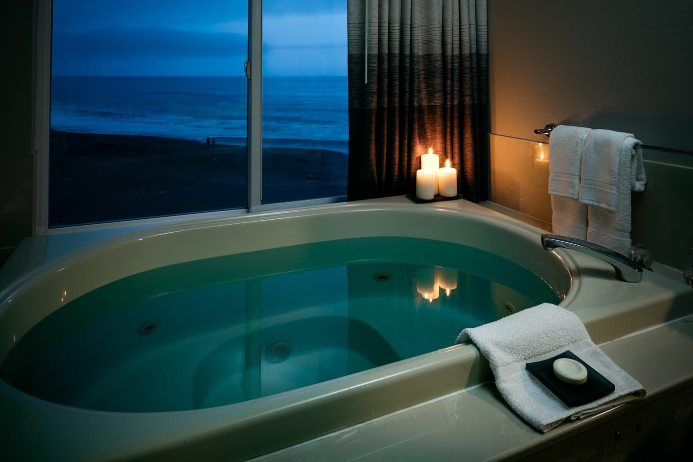 Beachfront Inn has jacuzzi suites