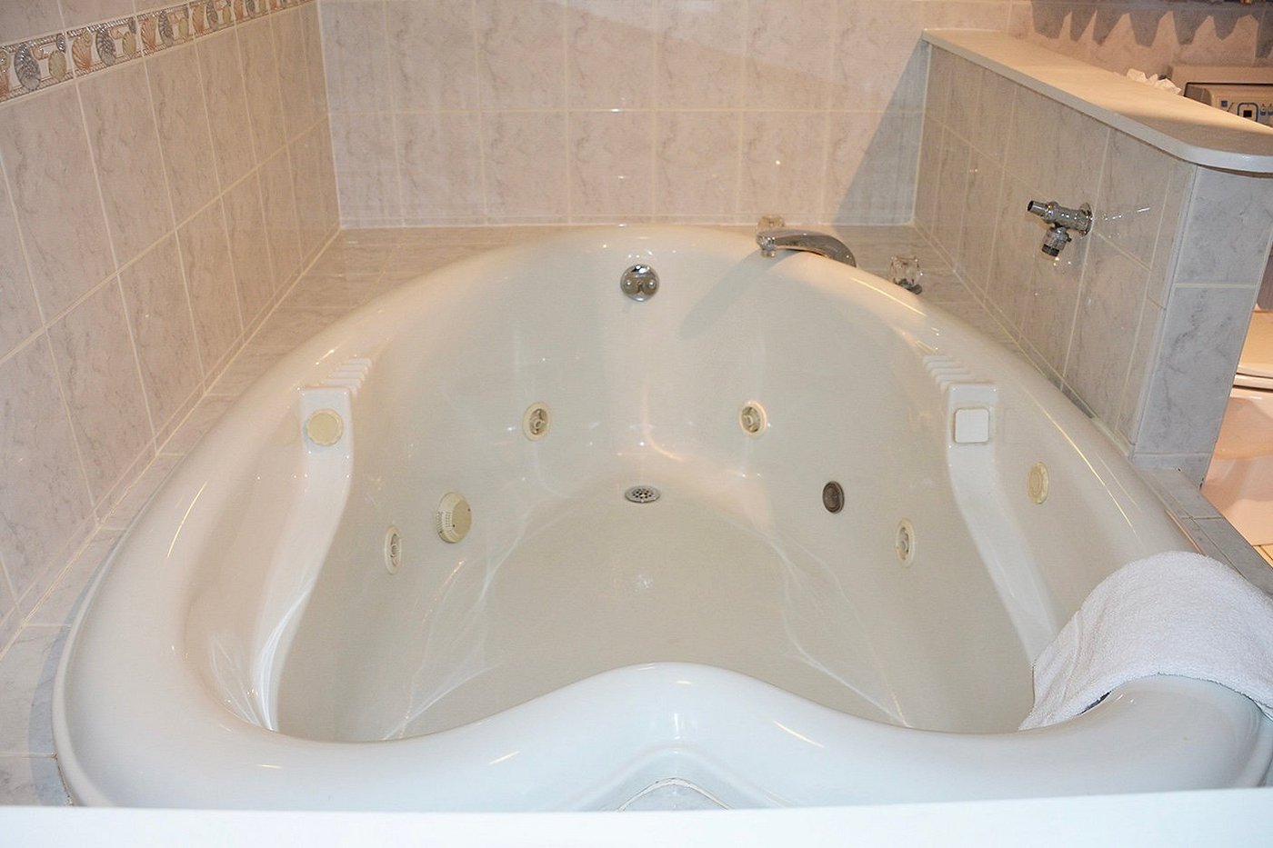 Beau Rivage Motel has jacuzzi suites