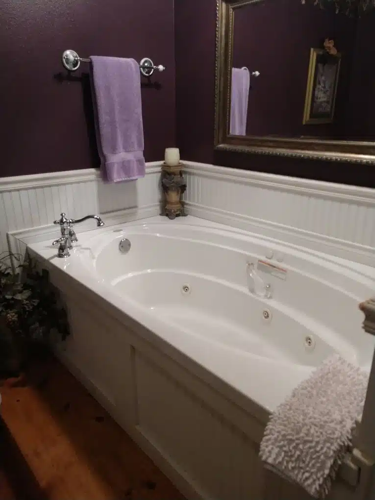 Bed and Breakfast on White Rock Creek has jacuzzi suites