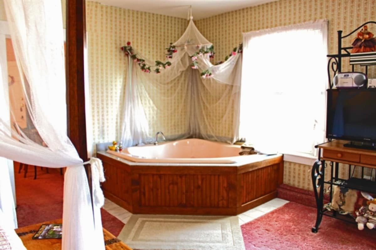 Belle Aire Mansion Guest House has jacuzzi suites