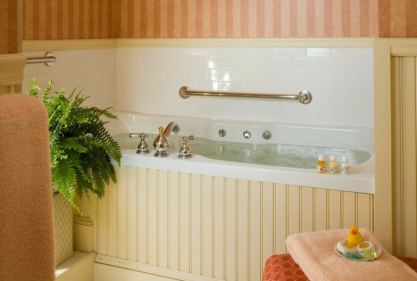 Berry Manor Inn has jacuzzi suites