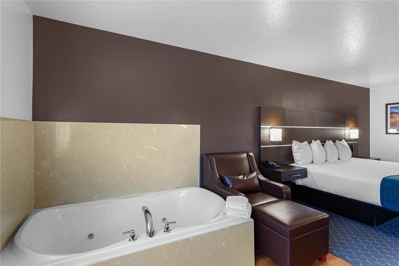 Best Western Duchesne Inn has jacuzzi suites