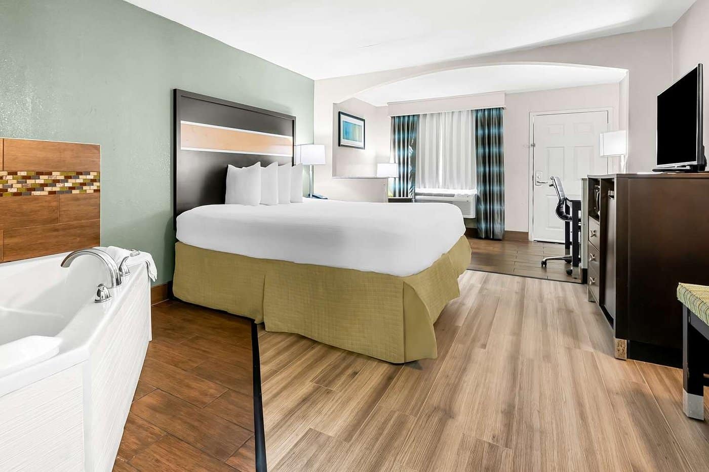 Best Western Executive Suites Columbus MS has jacuzzi suites