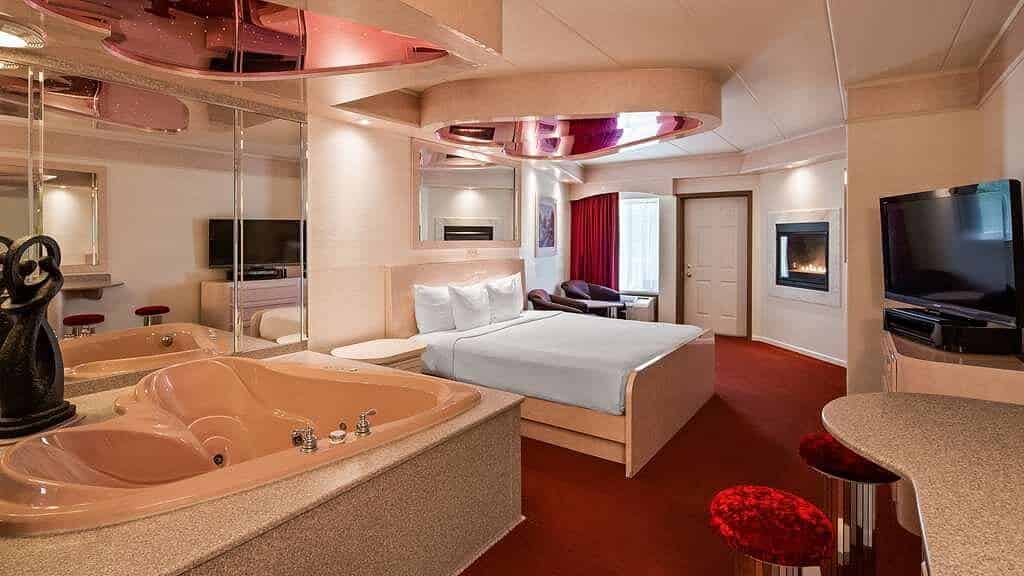 Best Western Galena Inn & Suites has suites with heart-shaped tub