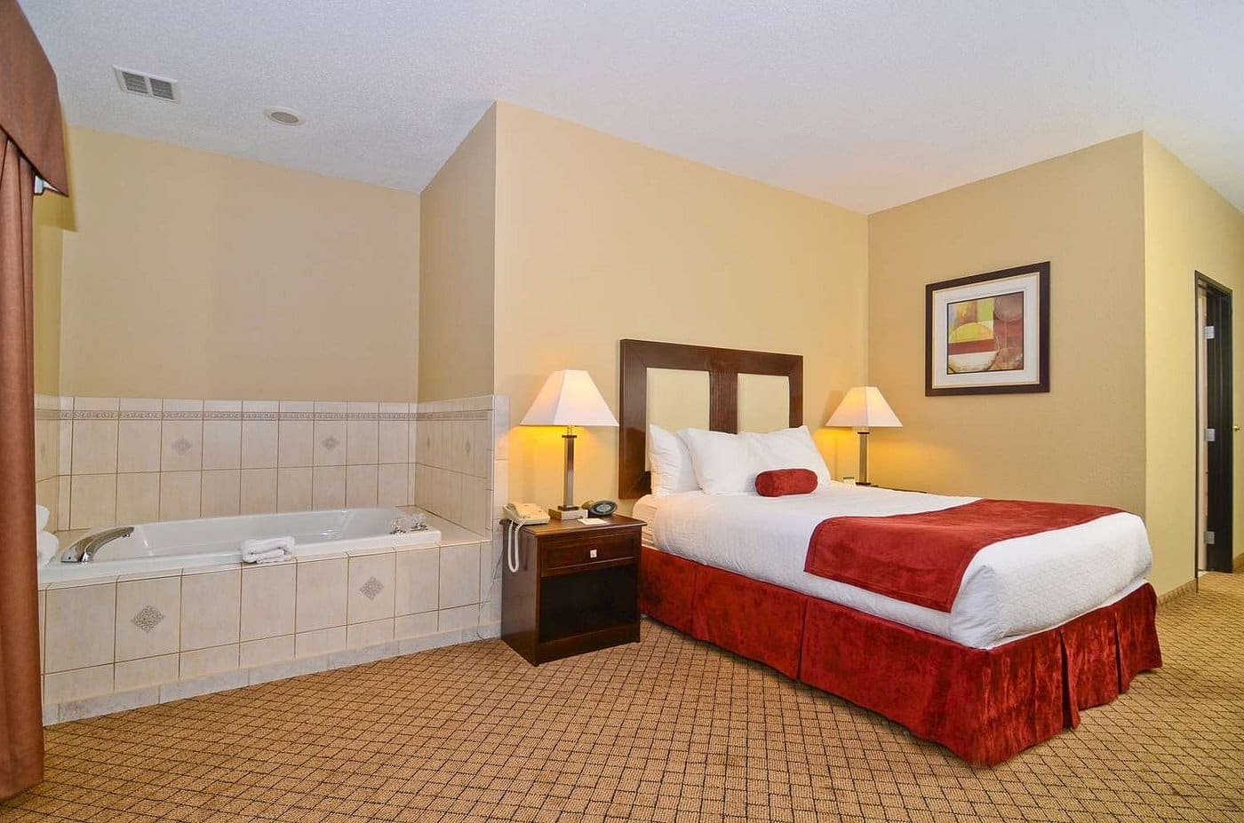 Best Western Macomb Inn has jacuzzi suites