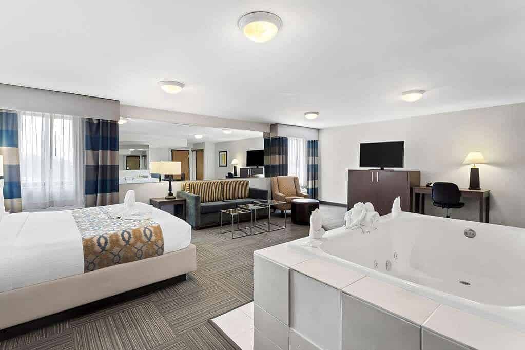 Best Western Naperville Inn has jacuzzi suites