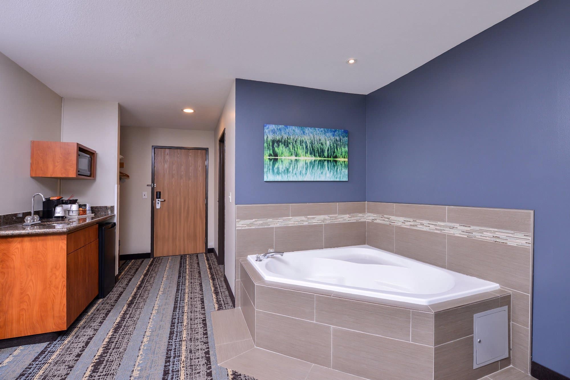 Best Western Newberg Inn has jacuzzi suites