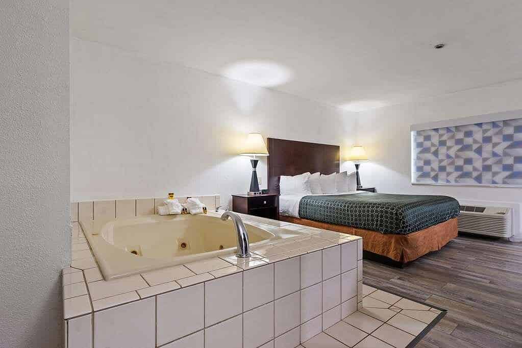 Best Western Oakbrook Inn has jacuzzi suites