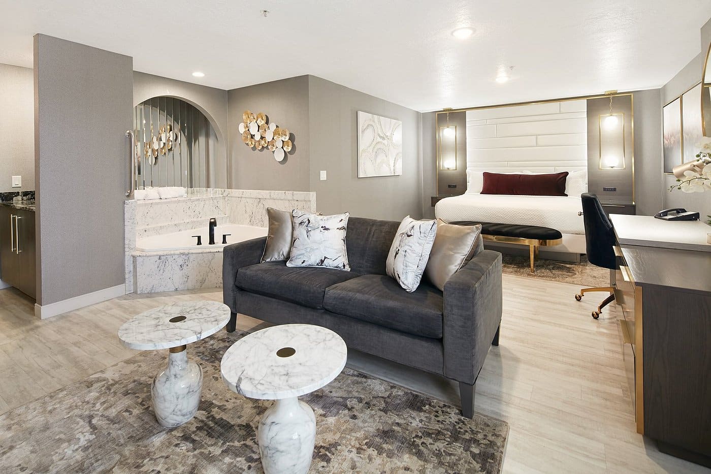 Best Western Plus Abbey Inn has jacuzzi suites