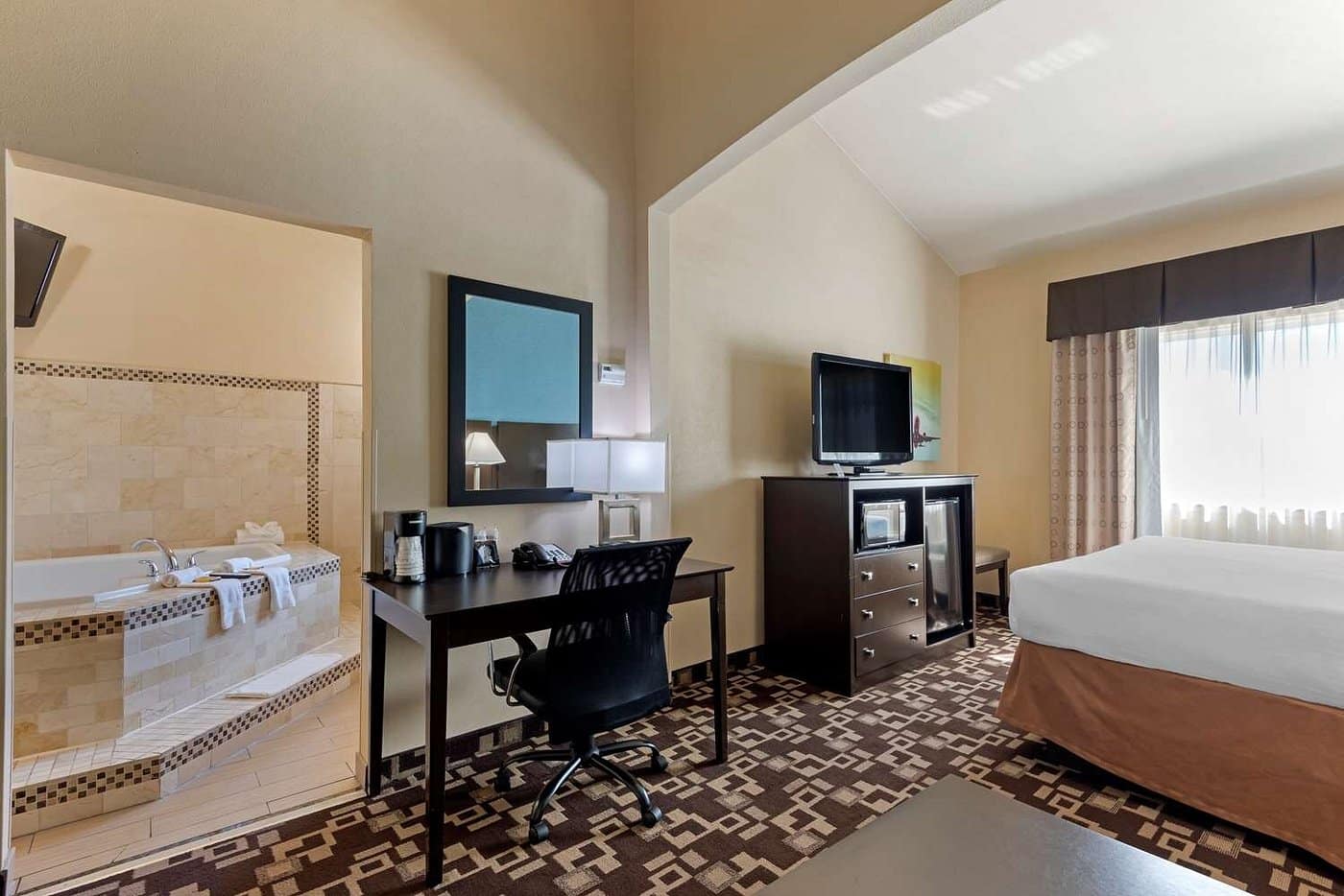 Best Western Plus Arlington North Hotel & Suites has jacuzzi suites