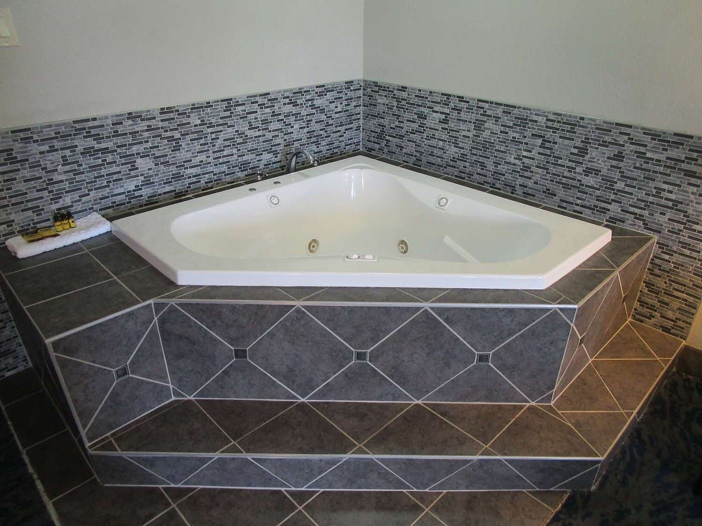 Best Western Plus Bloomington East Hotel has jacuzzi suites