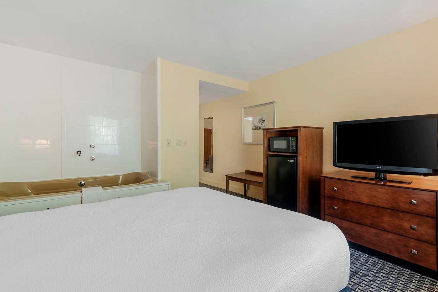 Best Western Plus Brunswick Bath has jacuzzi suites