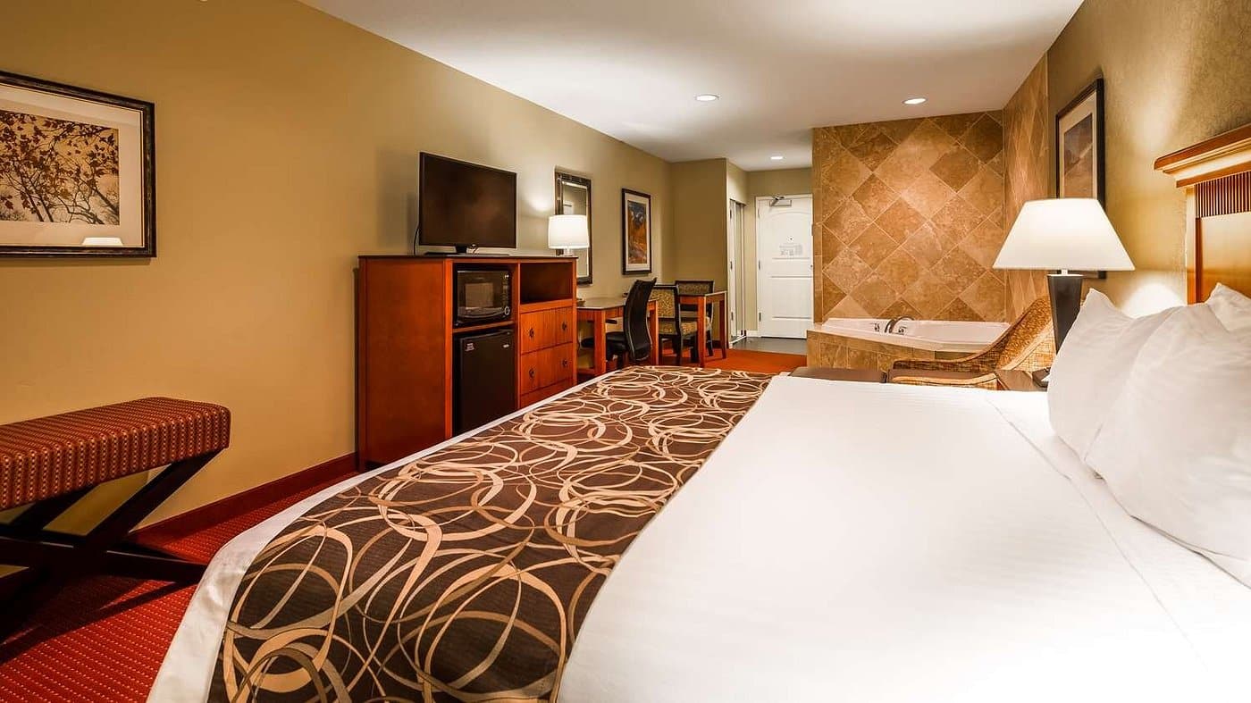 Best Western Plus Canyon Pines has jacuzzi suites