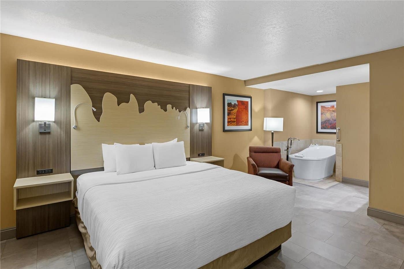 Best Western Plus Canyonlands Inn has jacuzzi suites