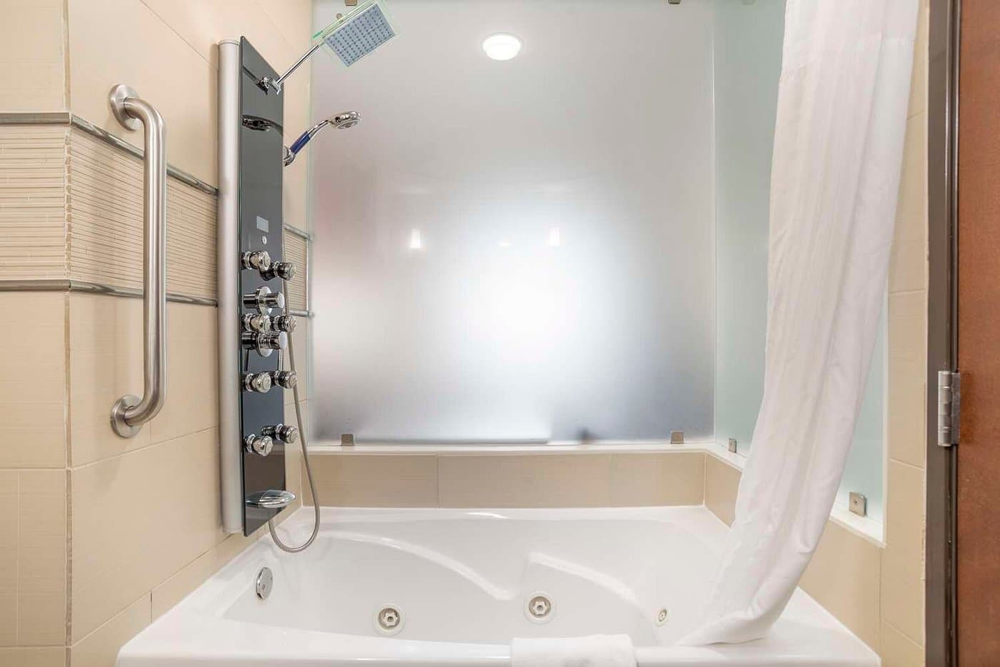 Best Western Plus Flowood Inn & Suites has jacuzzi suites