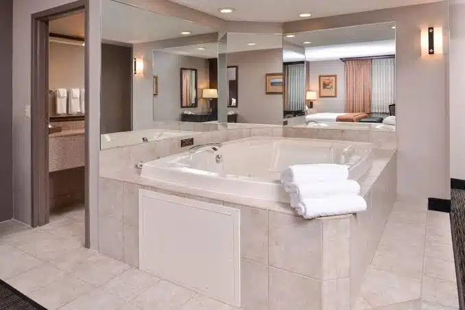 Best Western Plus Kelly Inn has jacuzzi suites