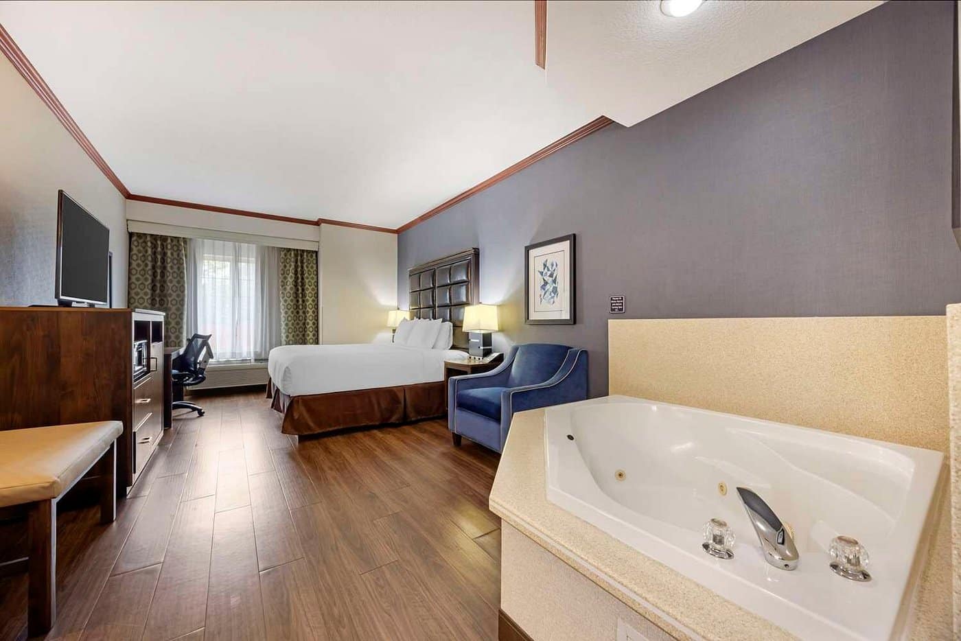 Best Western Plus Northwind Inn & Suites has jacuzzi suites