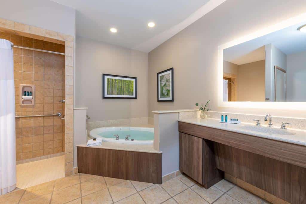 Best Western Plus Waterbury – Stowe has jacuzzi suites