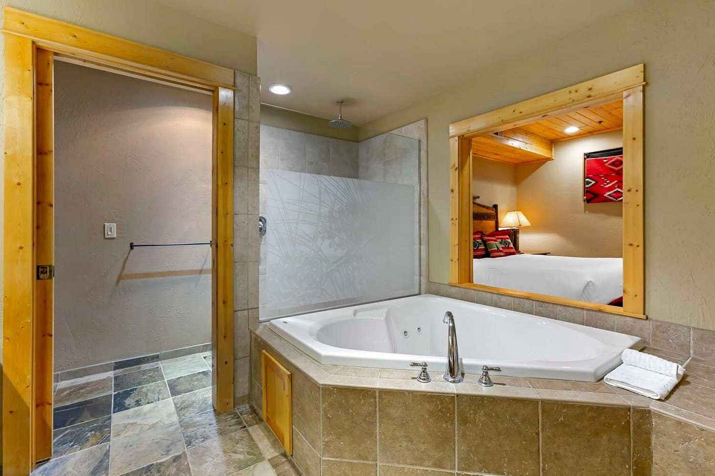 Best Western Ponderosa Lodge has jacuzzi suites