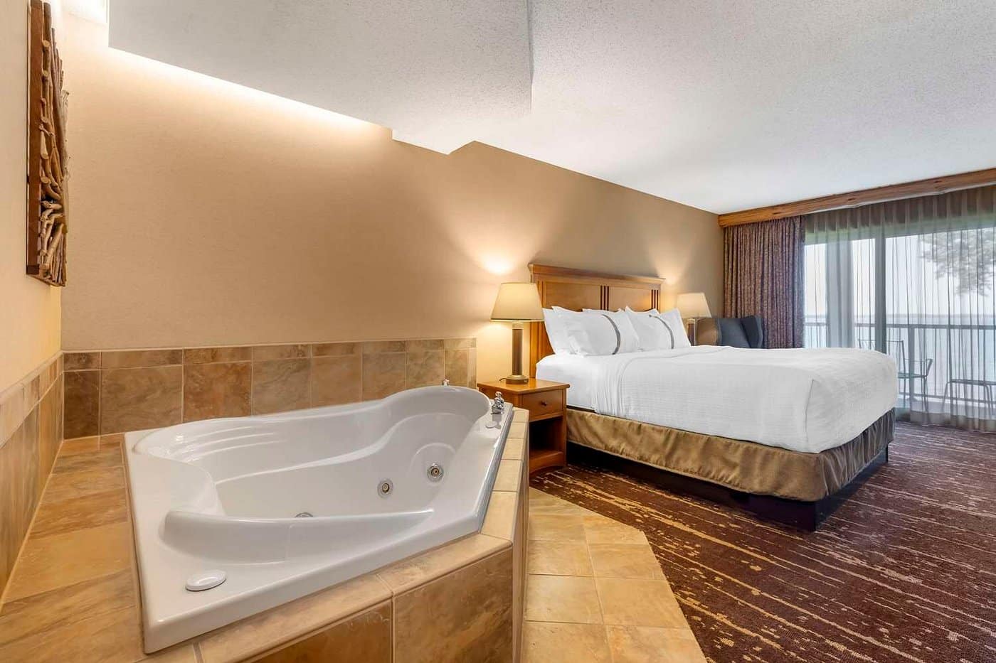 Best Western Premier The Lodge On Lake Detroit has jacuzzi suites