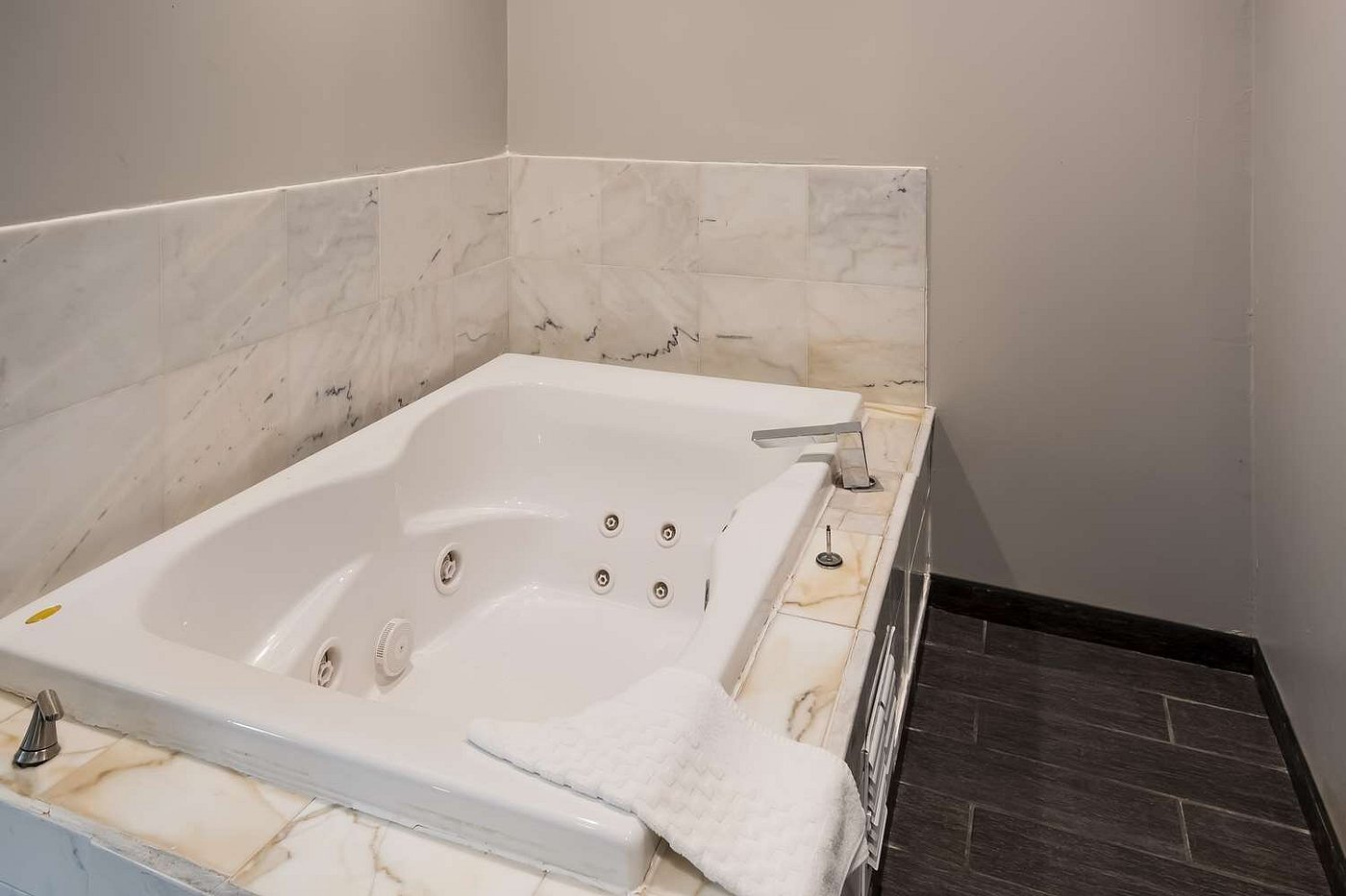 Best Western Riverside Inn Danville has jacuzzi suites