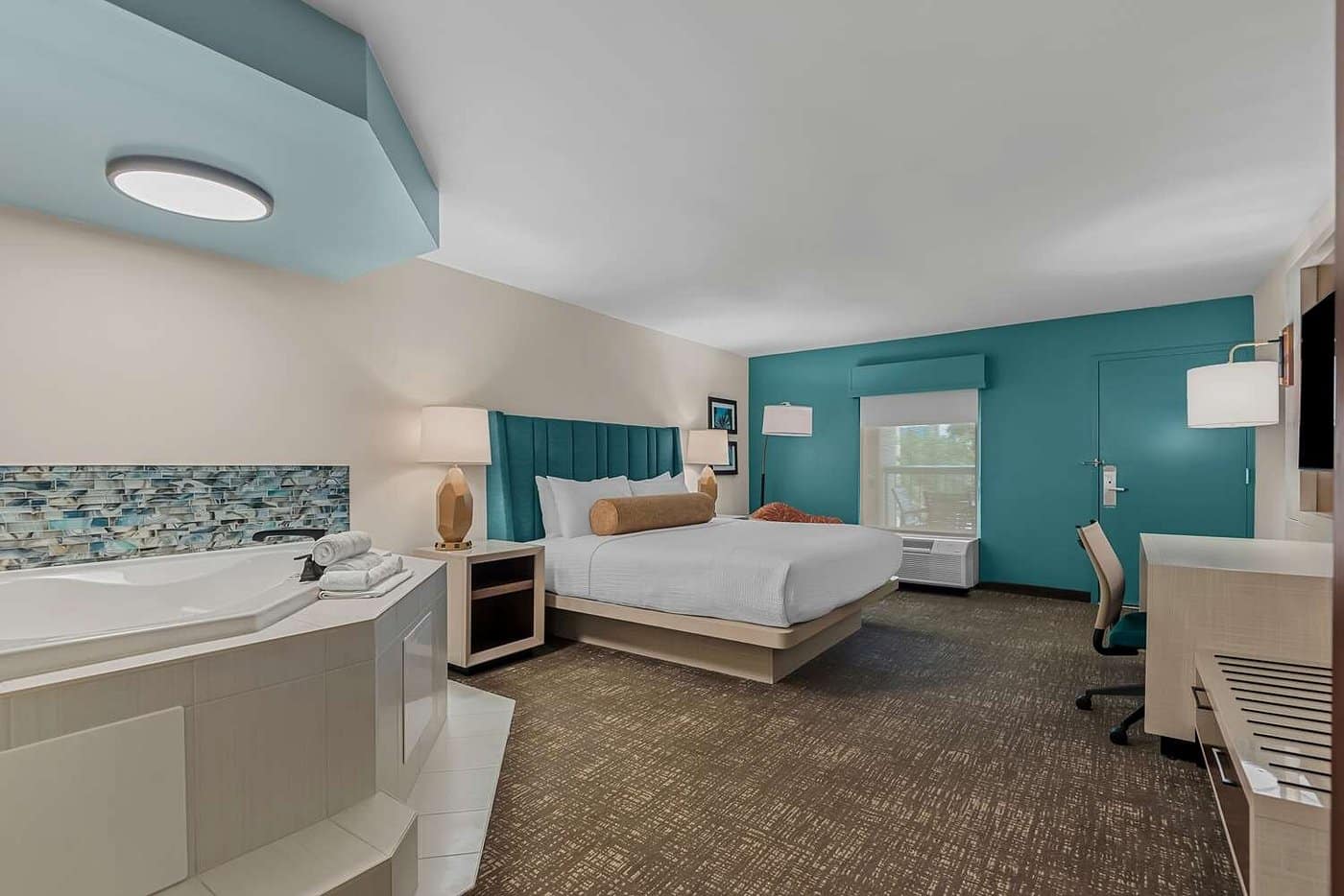 Best Western Seaway Inn has jacuzzi suites