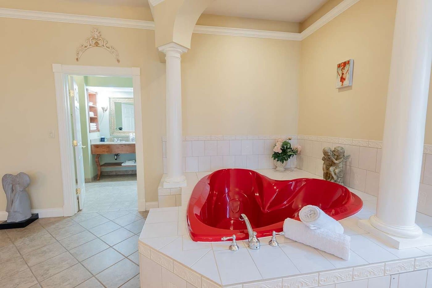 Best Western White House Inn has suites with heart-shaped Jacuzzi