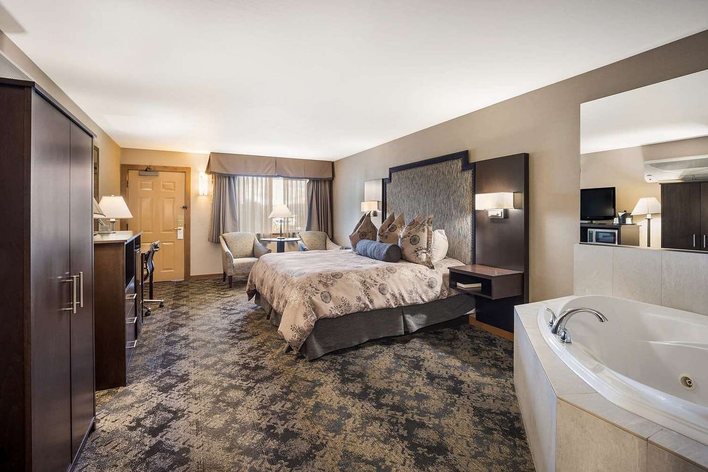 Best Western Windsor Inn has jacuzzi suites