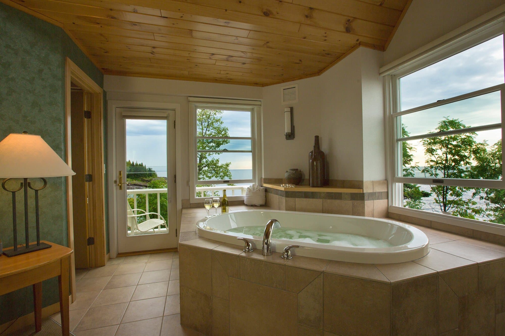 Bluefin Bay Family Of Resorts has jacuzzi suites