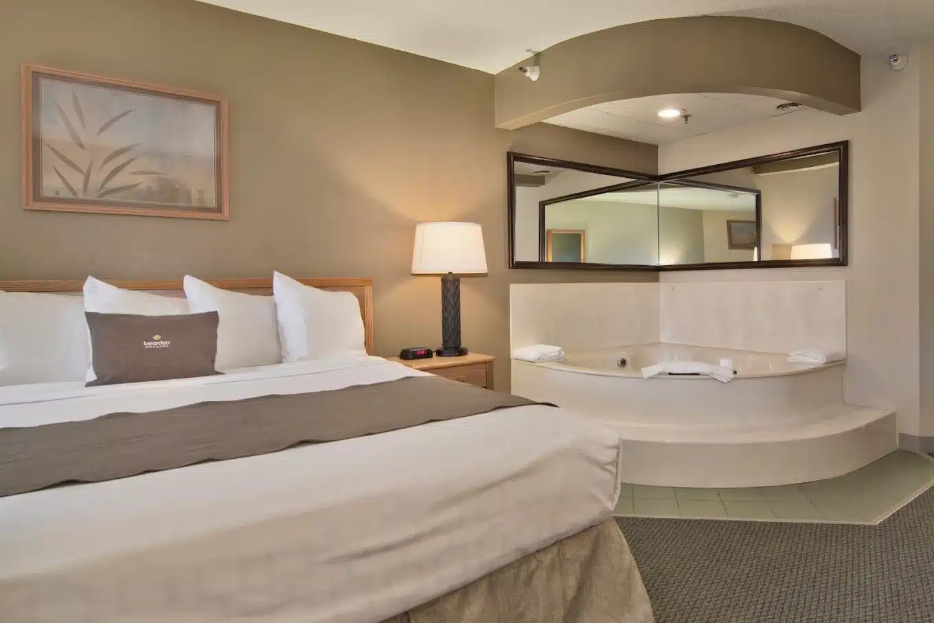 Boarders Inn and Suites by Cobblestone Hotels - Faribault has jacuzzi suites