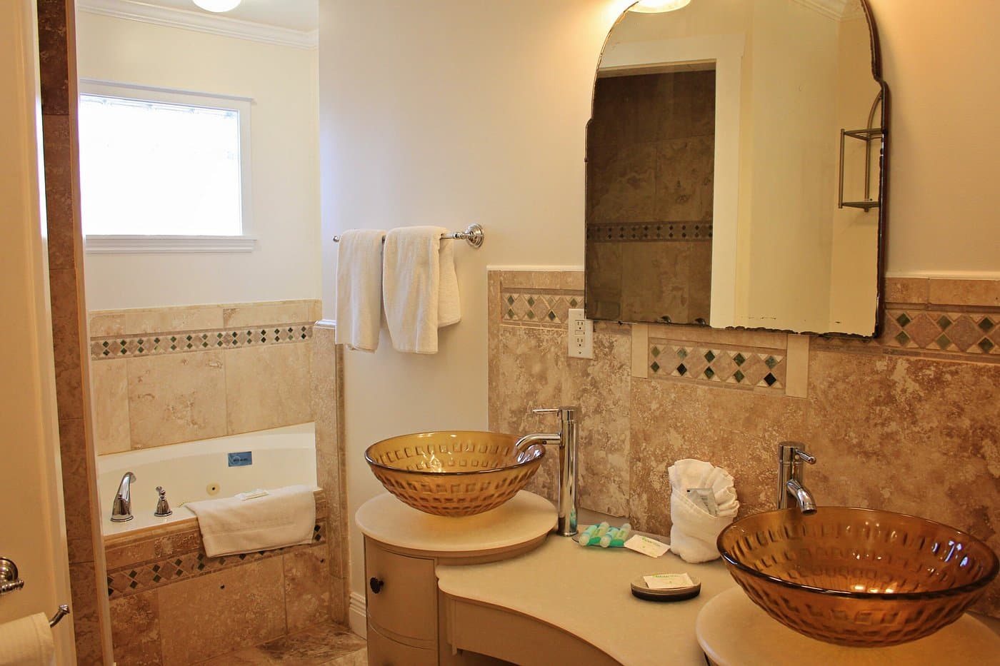 Bowen Motel has jacuzzi suites