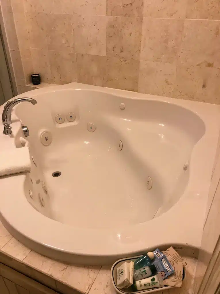 Brandon Inn has jacuzzi suites