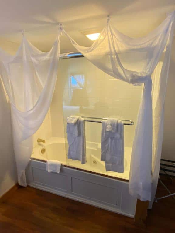 Bromley View Inn has jacuzzi suites