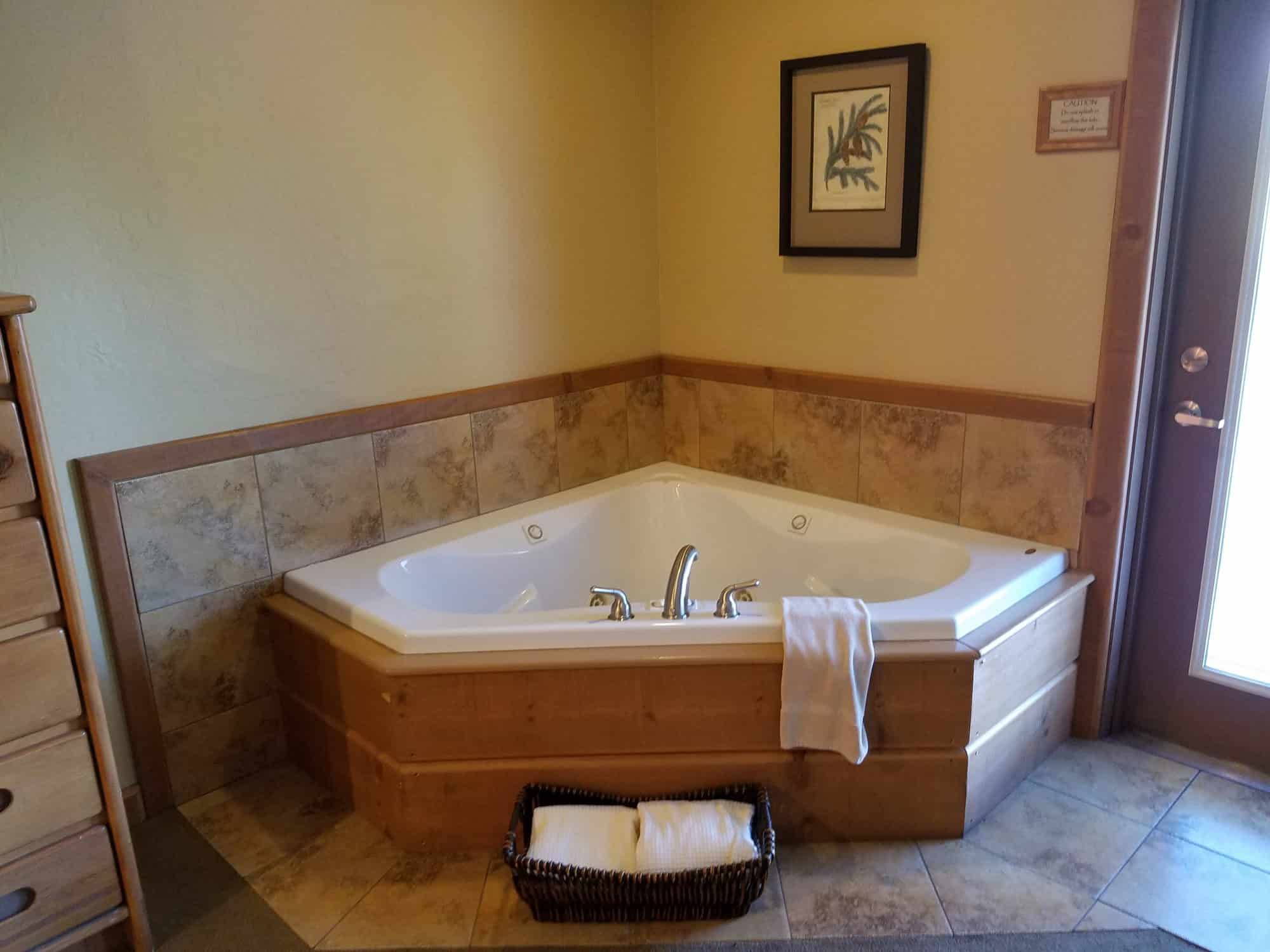 Callahan's Mountain Lodge has jacuzzi suites