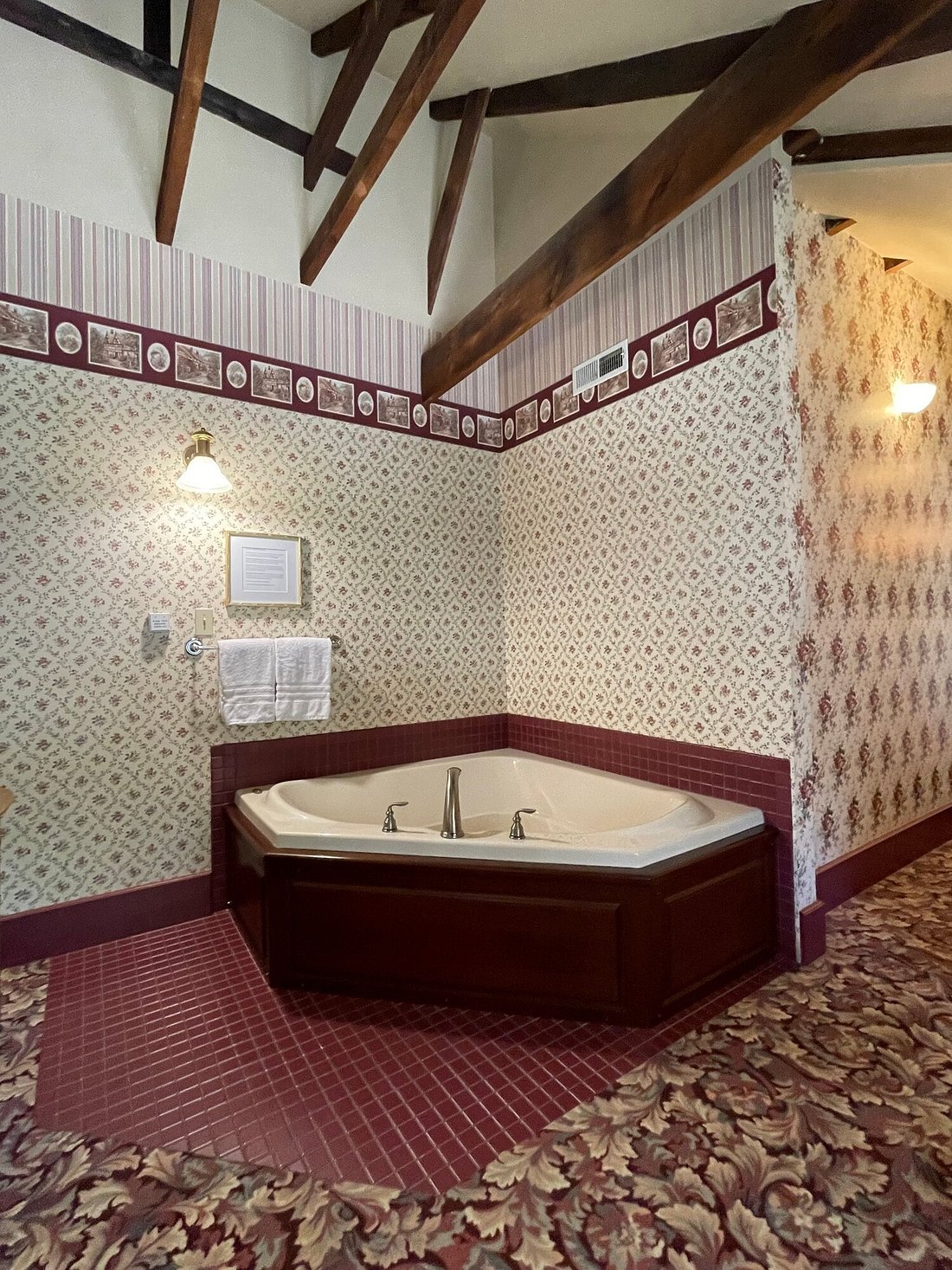Carriage House Bed and Breakfast Winona has jacuzzi suites