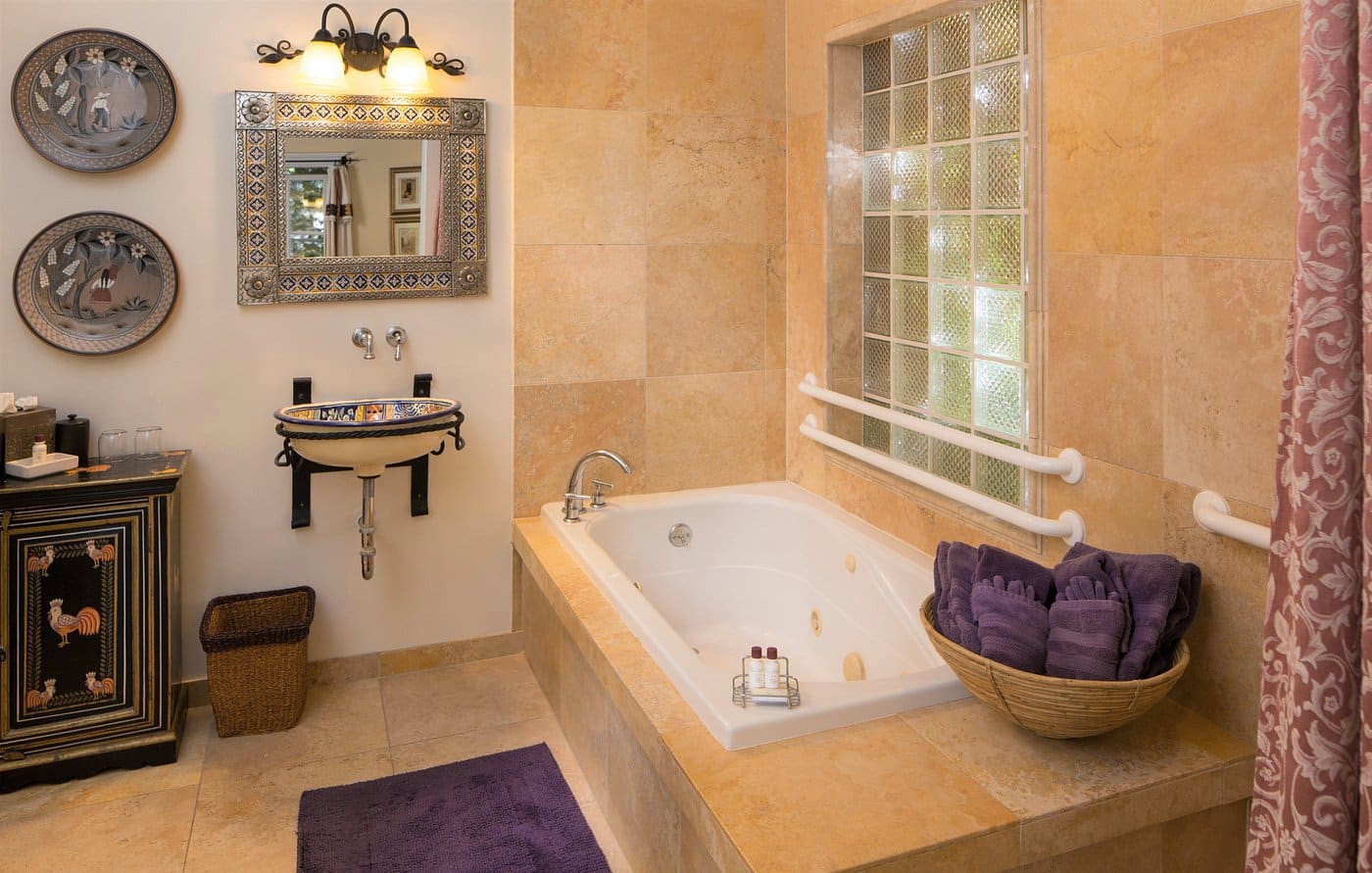 Casa Blanca Inn & Suites has jacuzzi suites