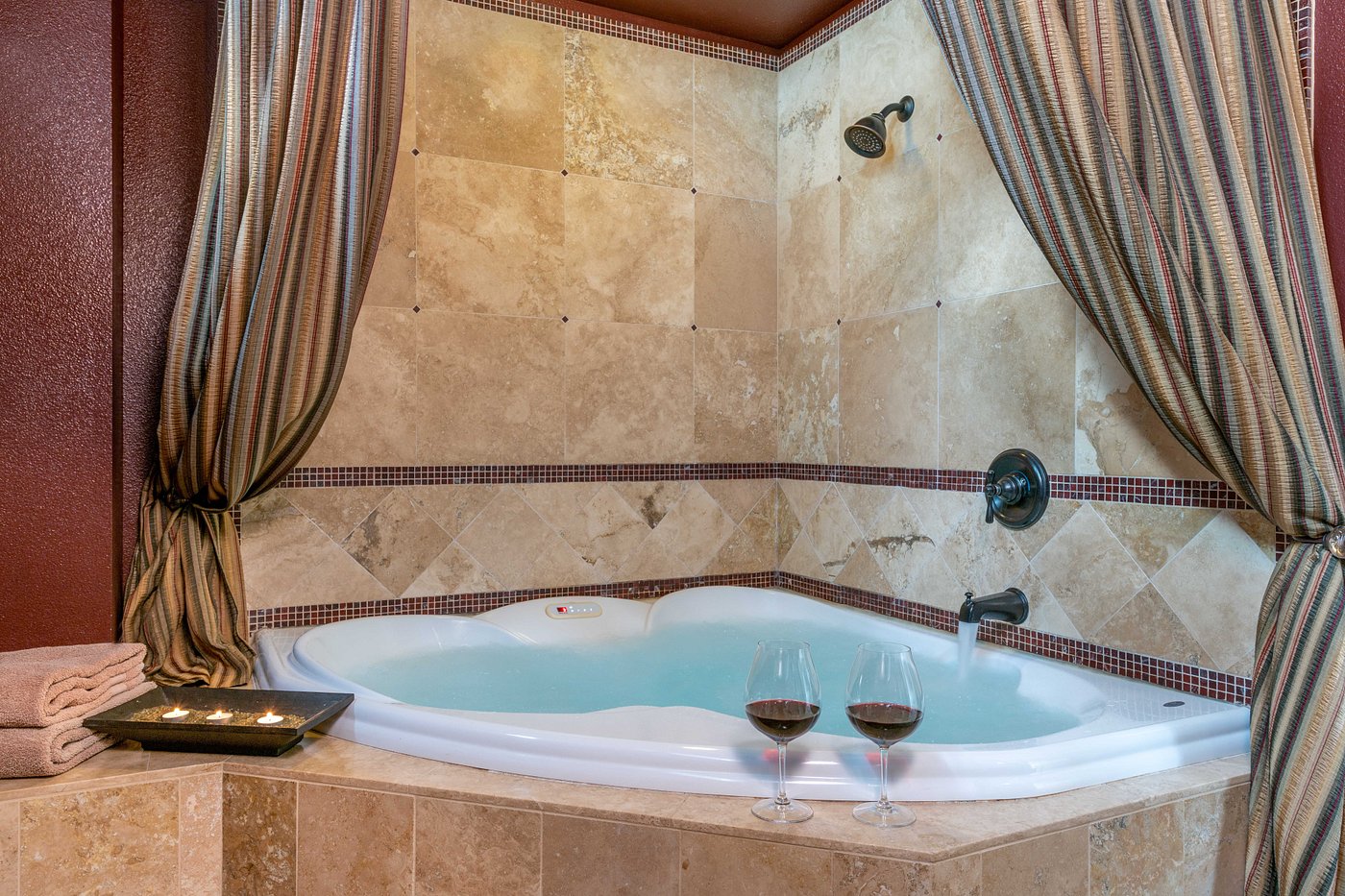 Chehalem Ridge Bed and Breakfast has jacuzzi suites