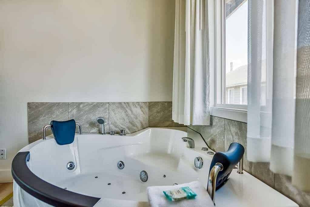 Clarion Inn Surfrider Resort has jacuzzi suites