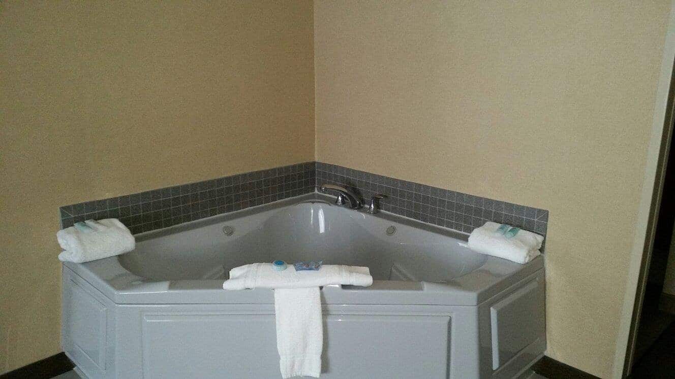 C’mon Inn Thief River Falls has jacuzzi suites"
