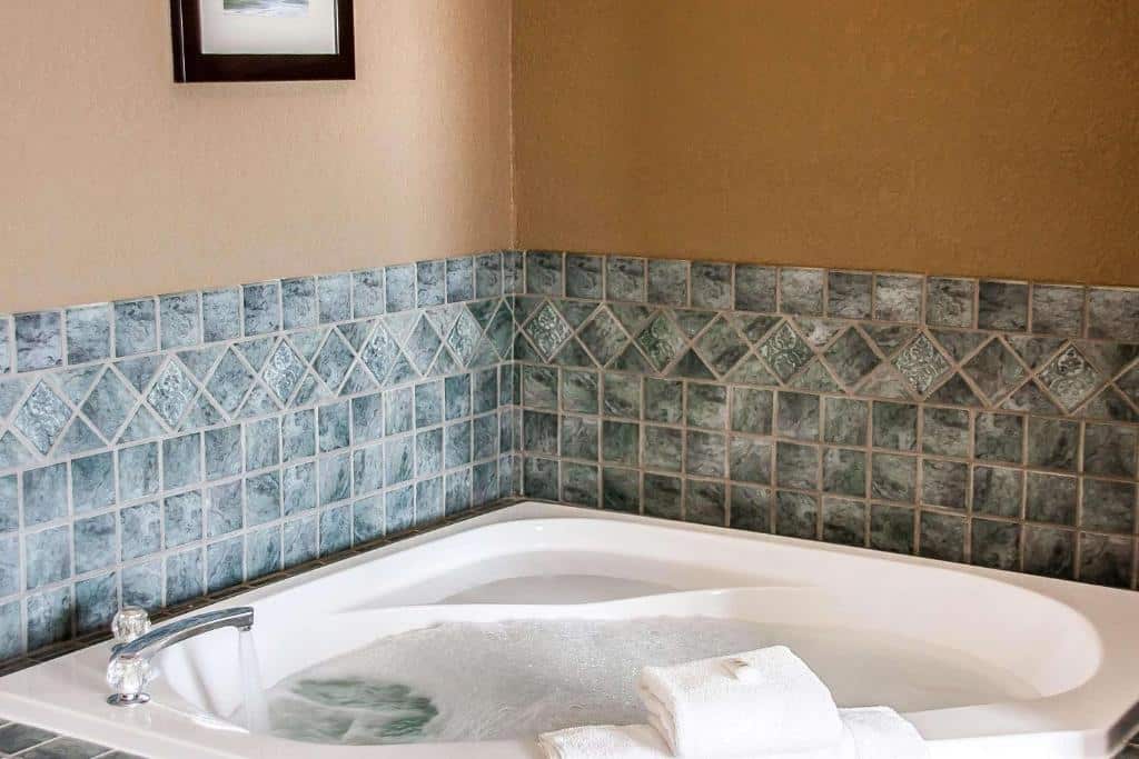 Comfort Inn Fergus Falls has jacuzzi suites