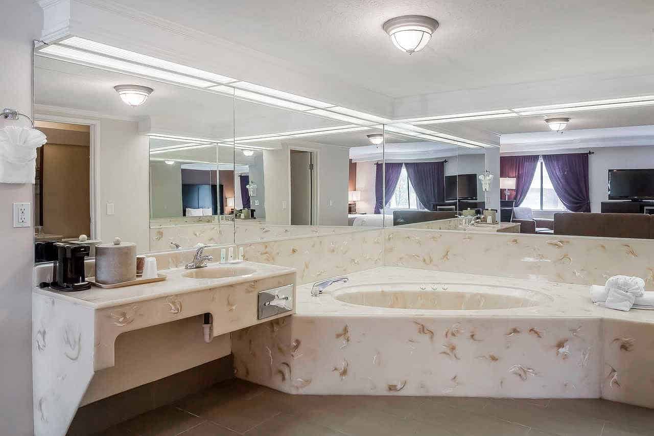Comfort Inn Murray - Salt Lake City South has jacuzzi suites