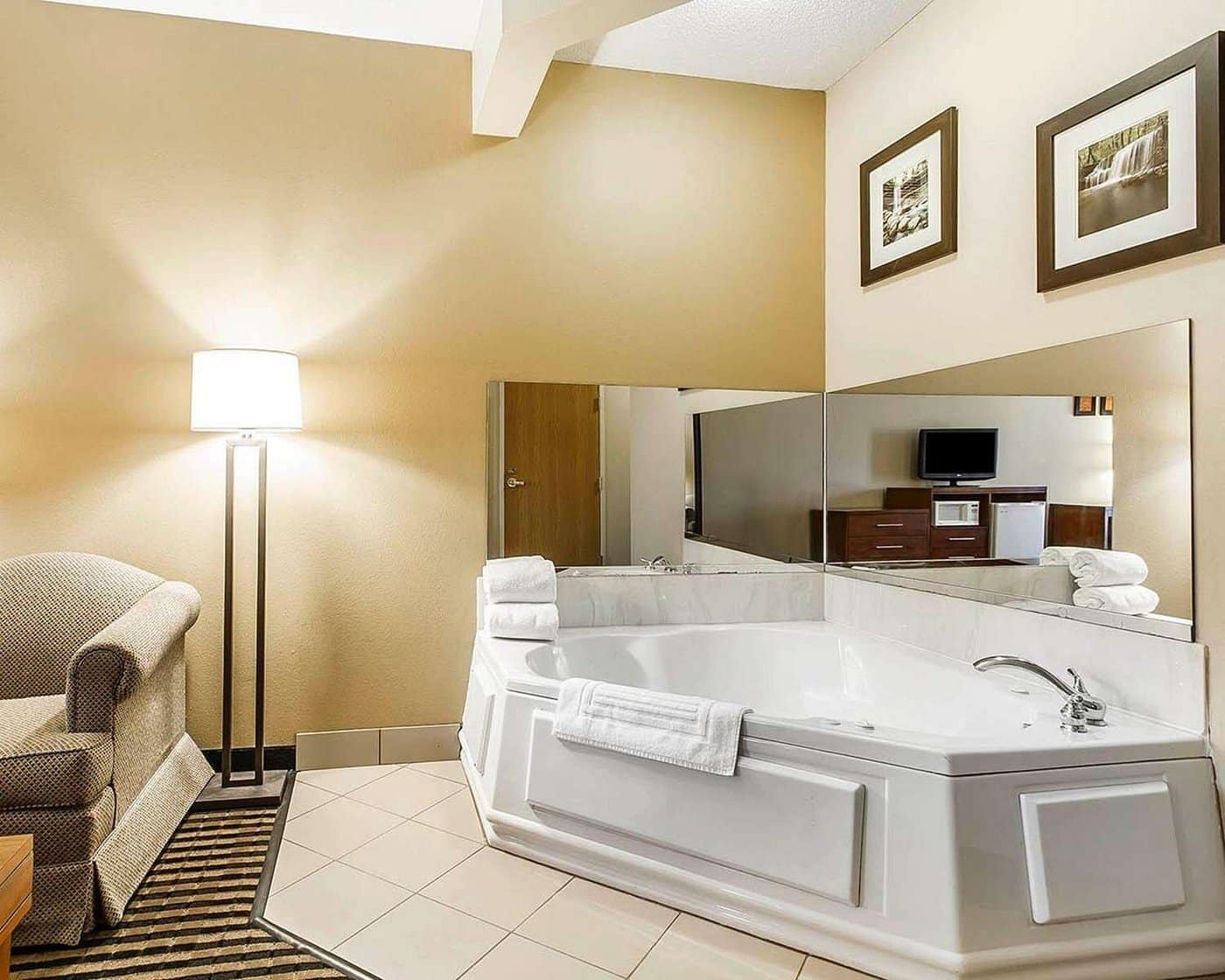 Comfort Inn Owatonna Near Medical Center has jacuzzi suites