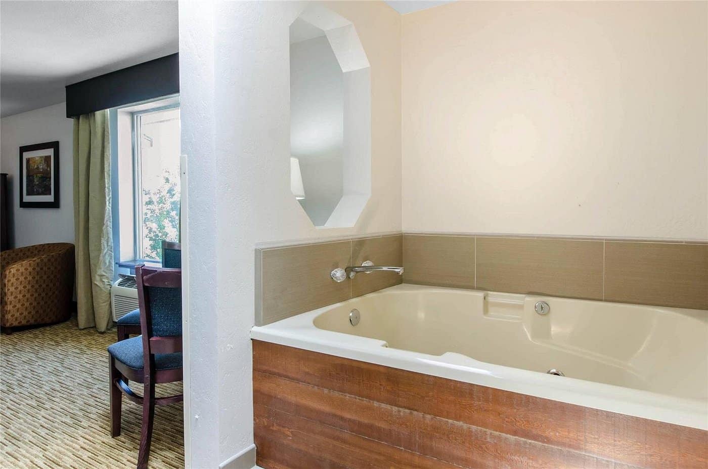 Comfort Inn & Suites Ashland has jacuzzi suites