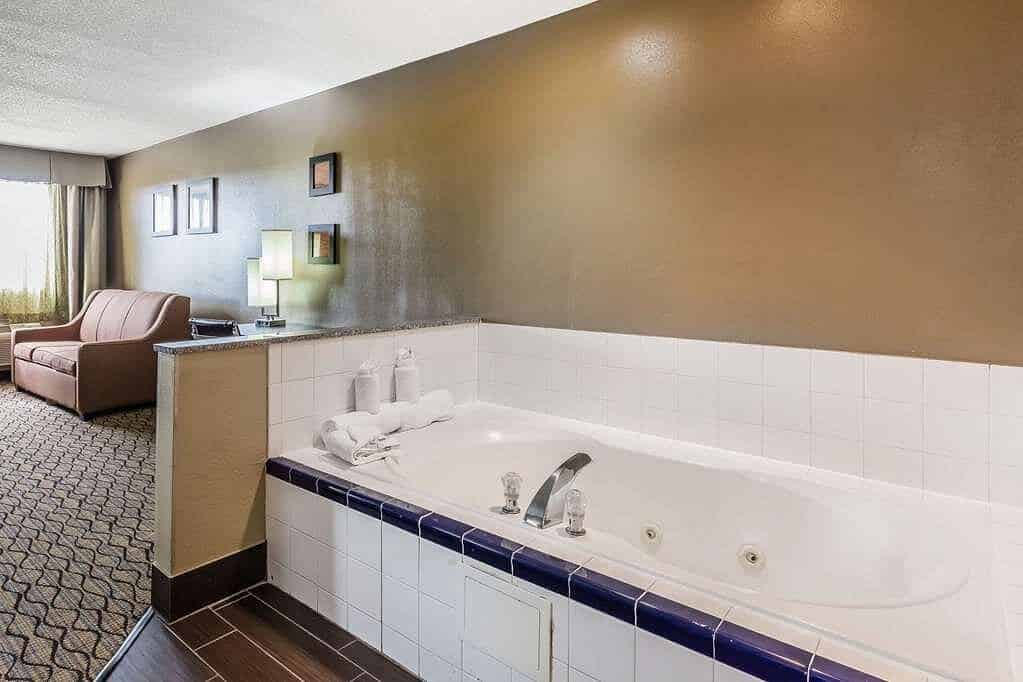 Comfort Inn & Suites Crystal Inn Sportsplex has jacuzzi suites