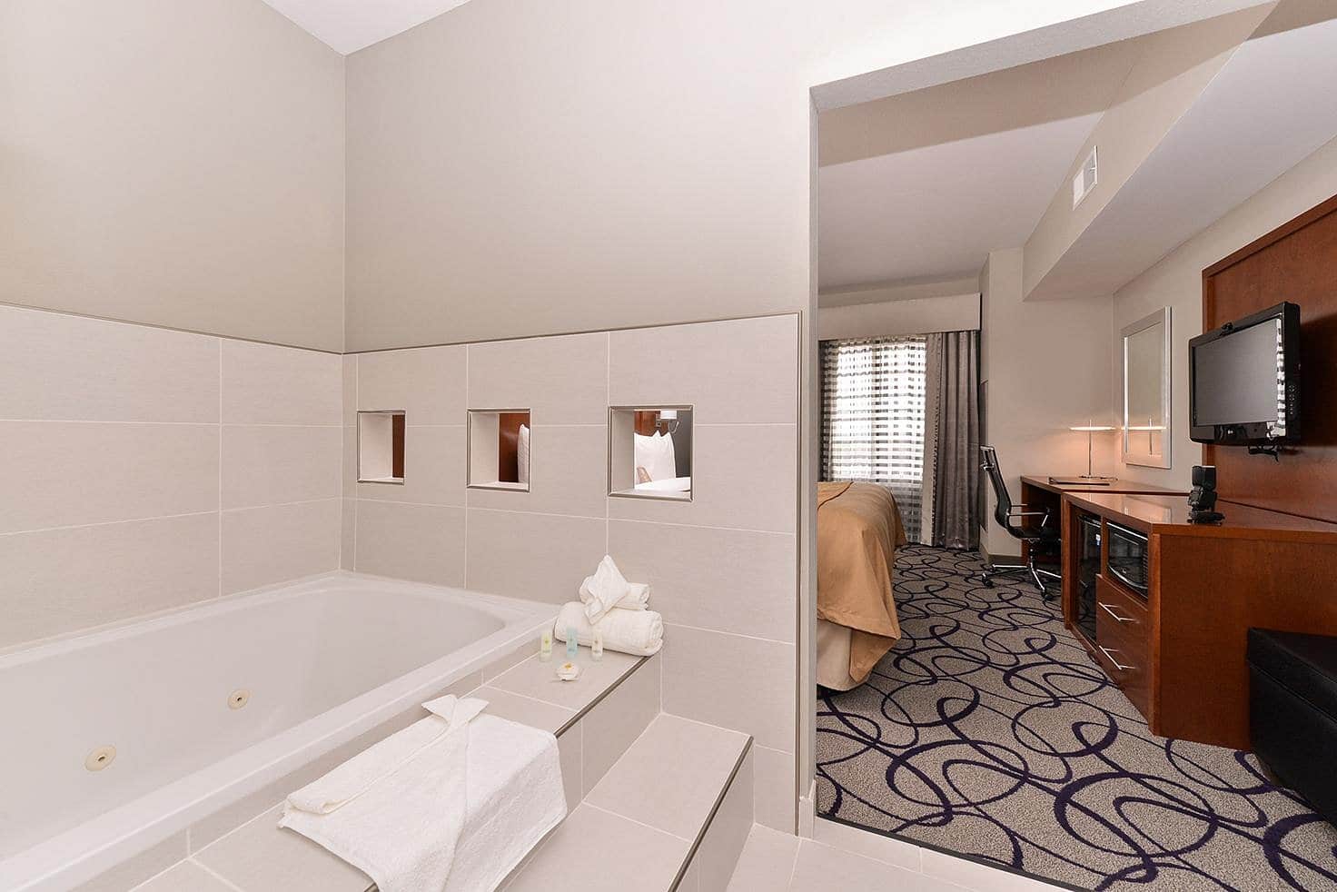 Comfort Inn & Suites Frisco has jacuzzi suites