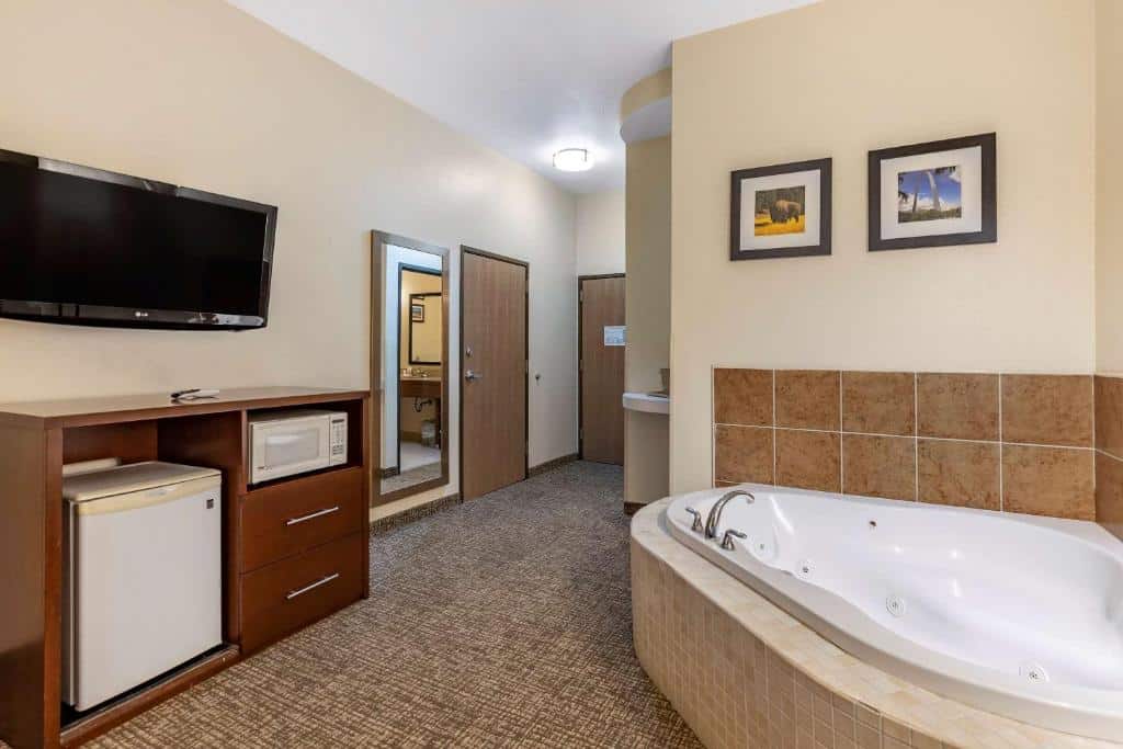 Comfort Inn & Suites Greenville I-70 has jacuzzi suites
